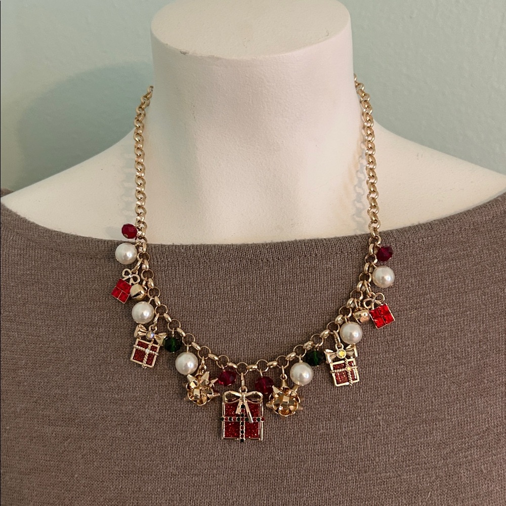 Avon Studio 1886 Pearly Wrapped Necklace NEW dangling Christmas charms - Picture 7 of 13
